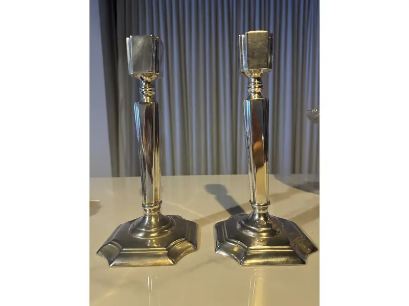 Foto de um(a) Par de castiçais Sheffield Plate - base clássica inglesa, da categoria de Castiçais. Par de castiçais em Sheffield Plate, (espessurado a prata) com haste facetada e base quadrada com recortes arredondados —... Mostrado de uma perspectiva diferente. Vendido no marketplace Trésors.