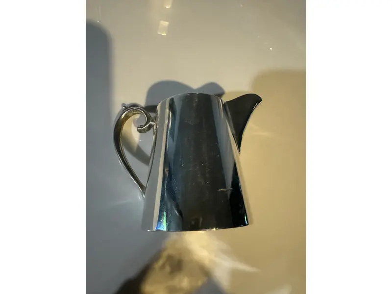 Foto de um(a) Mini Leiteira Mappin & Webb – Prince’s Plate | Inglaterra, da categoria de Leiteira. Elegante mini leiteira em prata espessurada da tradicional casa inglesa Mappin & Webb, modelo Prince’s Plate, produzida em... Mostrado de uma perspectiva diferente. Vendido no marketplace Trésors.