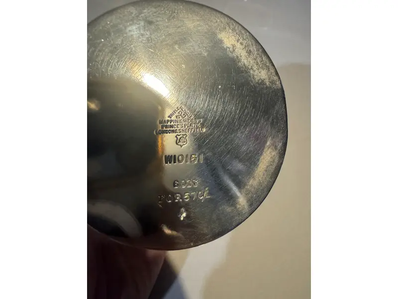 Foto de um(a) Mini Leiteira Mappin & Webb – Prince’s Plate | Inglaterra, da categoria de Leiteira. Elegante mini leiteira em prata espessurada da tradicional casa inglesa Mappin & Webb, modelo Prince’s Plate, produzida em... Mostrado de uma perspectiva diferente. Vendido no marketplace Trésors.