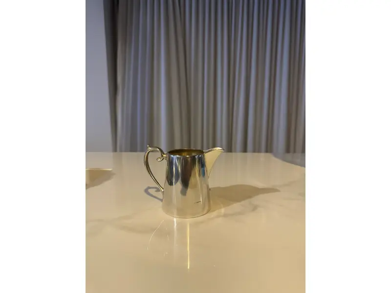 Foto de um(a) Mini Leiteira Mappin & Webb – Prince’s Plate | Inglaterra, da categoria de Leiteira. Elegante mini leiteira em prata espessurada da tradicional casa inglesa Mappin & Webb, modelo Prince’s Plate, produzida em... Mostrado de uma perspectiva diferente. Vendido no marketplace Trésors.