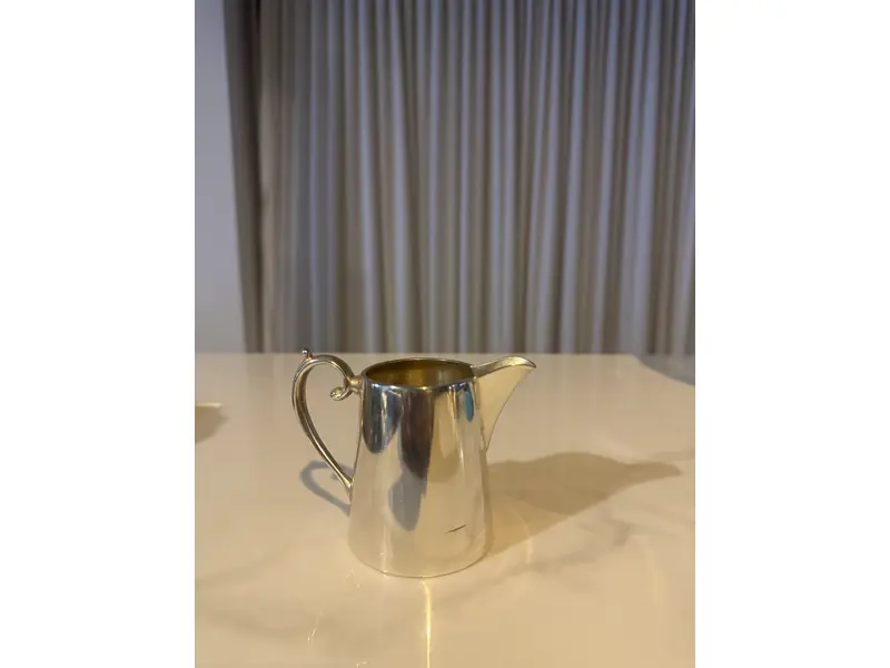 Foto de um(a) Mini Leiteira Mappin & Webb – Prince’s Plate | Inglaterra, da categoria de Leiteira. Elegante mini leiteira em prata espessurada da tradicional casa inglesa Mappin & Webb, modelo Prince’s Plate, produzida em... Mostrado de uma perspectiva diferente. Vendido no marketplace Trésors.