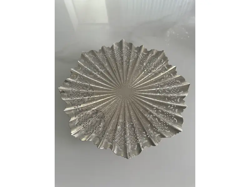 Foto de um(a) Fruteira em Prata 90 da marca Régia, da categoria de Centro de mesa. Trabalho rendado com gravação em alto relevo e base central. Clássica, imponente e com presença de centro de mesa. Prata 90... Mostrado de uma perspectiva diferente. Vendido no marketplace Trésors.