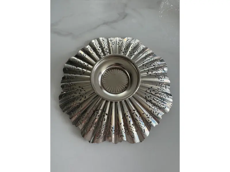 Foto de um(a) Fruteira em Prata 90 da marca Régia, da categoria de Centro de mesa. Trabalho rendado com gravação em alto relevo e base central. Clássica, imponente e com presença de centro de mesa. Prata 90... Mostrado de uma perspectiva diferente. Vendido no marketplace Trésors.