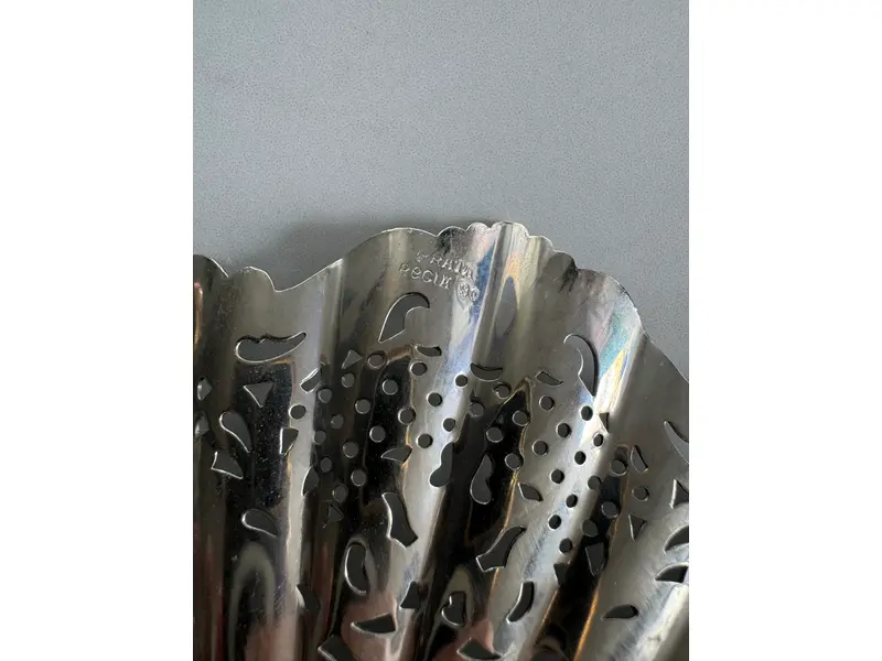 Foto de um(a) Fruteira em Prata 90 da marca Régia, da categoria de Centro de mesa. Trabalho rendado com gravação em alto relevo e base central. Clássica, imponente e com presença de centro de mesa. Prata 90... Mostrado de uma perspectiva diferente. Vendido no marketplace Trésors.