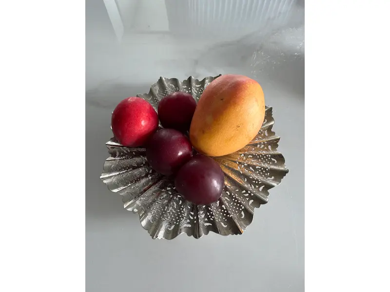 Foto de um(a) Fruteira em Prata 90 da marca Régia, da categoria de Centro de mesa. Trabalho rendado com gravação em alto relevo e base central. Clássica, imponente e com presença de centro de mesa. Prata 90... Mostrado de uma perspectiva diferente. Vendido no marketplace Trésors.