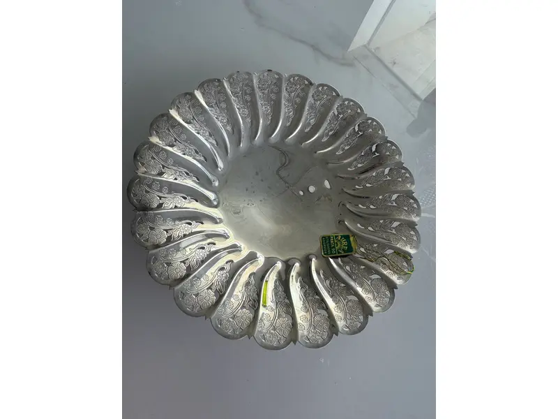 Foto de um(a) Centro de mesa ou fruteira com pés - Prata 90 - Áurea, da categoria de Centro de mesa. Peça imponente em Prata 90, com borda ricamente trabalhada em relevo floral e delicados vazados que criam movimento e leveza... Mostrado de uma perspectiva diferente. Vendido no marketplace Trésors.