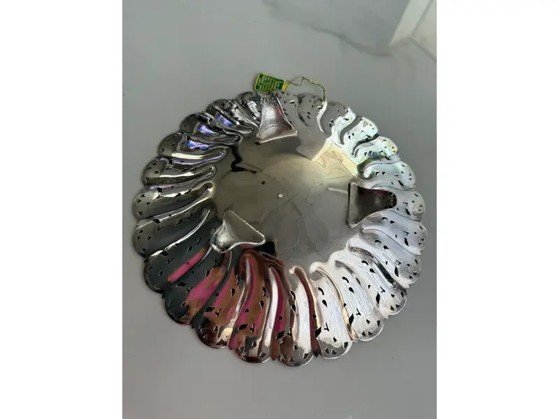 Foto de um(a) Centro de mesa ou fruteira com pés - Prata 90 - Áurea, da categoria de Centro de mesa. Peça imponente em Prata 90, com borda ricamente trabalhada em relevo floral e delicados vazados que criam movimento e leveza... Mostrado de uma perspectiva diferente. Vendido no marketplace Trésors.