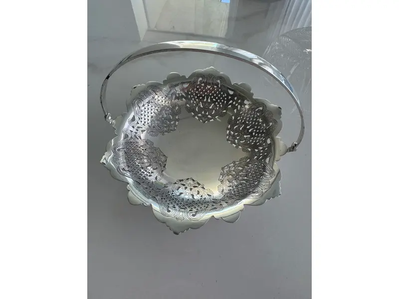 Foto de um(a) Trio de salvas/centro de mesa em prata 90 marca RÉGIA, da categoria de Centro de mesa. Três centrinhos de mesa no estilo “cestinha” em prata 90 da manufatura RÉGIA. São clássicos dos anos 70/80 e ficam lindos... Mostrado de uma perspectiva diferente. Vendido no marketplace Trésors.