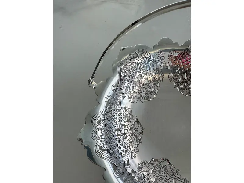 Foto de um(a) Trio de salvas/centro de mesa em prata 90 marca RÉGIA, da categoria de Centro de mesa. Três centrinhos de mesa no estilo “cestinha” em prata 90 da manufatura RÉGIA. São clássicos dos anos 70/80 e ficam lindos... Mostrado de uma perspectiva diferente. Vendido no marketplace Trésors.