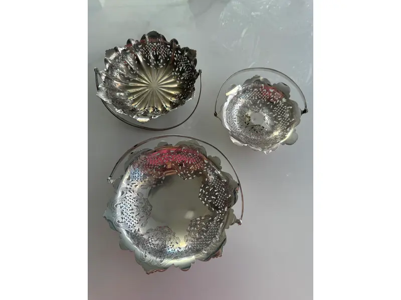 Foto de um(a) Trio de salvas/centro de mesa em prata 90 marca RÉGIA, da categoria de Centro de mesa. Três centrinhos de mesa no estilo “cestinha” em prata 90 da manufatura RÉGIA. São clássicos dos anos 70/80 e ficam lindos... Mostrado de uma perspectiva diferente. Vendido no marketplace Trésors.