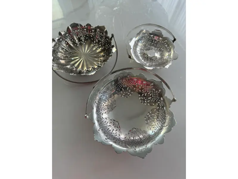 Foto de um(a) Trio de salvas/centro de mesa em prata 90 marca RÉGIA, da categoria de Centro de mesa. Três centrinhos de mesa no estilo “cestinha” em prata 90 da manufatura RÉGIA. São clássicos dos anos 70/80 e ficam lindos... Mostrado de uma perspectiva diferente. Vendido no marketplace Trésors.