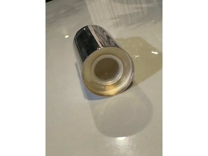 Foto de um(a) Saleiro Christofle - modelo vertigo, da categoria de Saleiros e pimenteiros. Peça original da Christofle, linha Vertigo, reconhecida pelo design contemporâneo com o aro circular assimétrico – marca... Mostrado de uma perspectiva diferente. Vendido no marketplace Trésors.