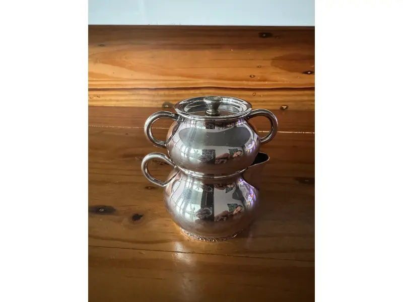 Foto de um(a) Açucareiro com tampa e Cremeira - tête-à-tête Wolff em Prata 90, da categoria de Conjuntos de café e chá. Conjunto clássico de mesa composto por açucareiro com tampa e cremeira, em prata 90 Wolff. Modelo de linhas arredondadas,... Mostrado de uma perspectiva diferente. Vendido no marketplace Trésors.