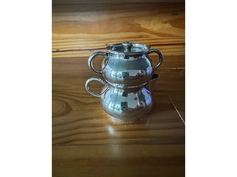 Foto de um(a) Açucareiro com tampa e Cremeira - tête-à-tête Wolff em Prata 90, da categoria de Conjuntos de café e chá. Conjunto clássico de mesa composto por açucareiro com tampa e cremeira, em prata 90 Wolff. Modelo de linhas arredondadas,... Mostrado de uma perspectiva diferente. Vendido no marketplace Trésors.