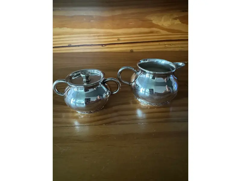 Foto de um(a) Açucareiro com tampa e Cremeira - tête-à-tête Wolff em Prata 90, da categoria de Conjuntos de café e chá. Conjunto clássico de mesa composto por açucareiro com tampa e cremeira, em prata 90 Wolff. Modelo de linhas arredondadas,... Mostrado de uma perspectiva diferente. Vendido no marketplace Trésors.