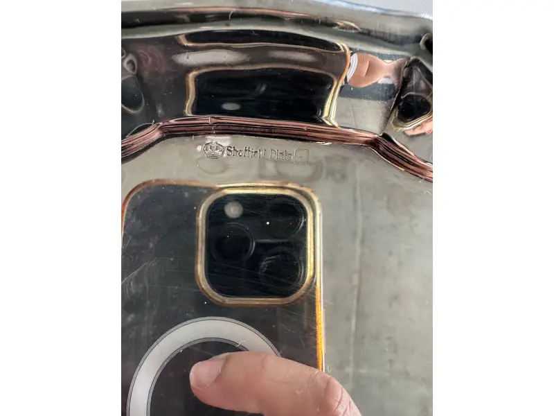 Foto de um(a) Bandeja Sheffield Plate - clássica inglesa, da categoria de Bandejas. Bandeja em Sheffield Plate, com borda recortada e ondulação tradicional — desenho atemporal que atravessa décadas sem perder... Mostrado de uma perspectiva diferente. Vendido no marketplace Trésors.