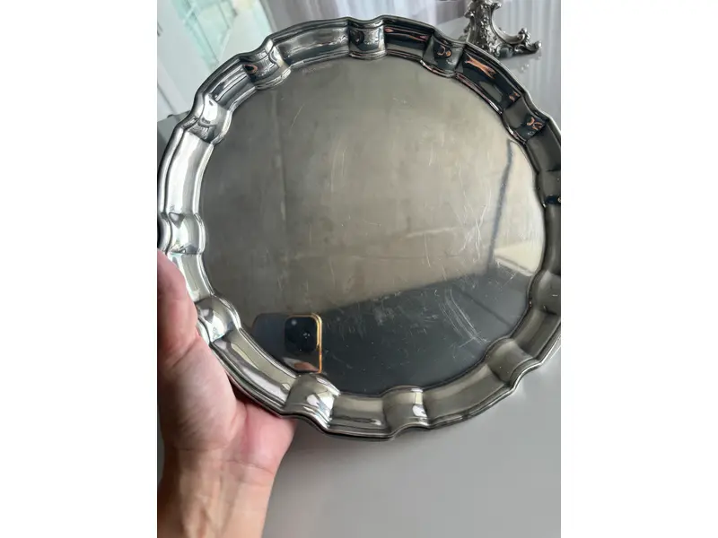 Foto de um(a) Bandeja Sheffield Plate - clássica inglesa, da categoria de Bandejas. Bandeja em Sheffield Plate, com borda recortada e ondulação tradicional — desenho atemporal que atravessa décadas sem perder... Vendido no marketplace Trésors.