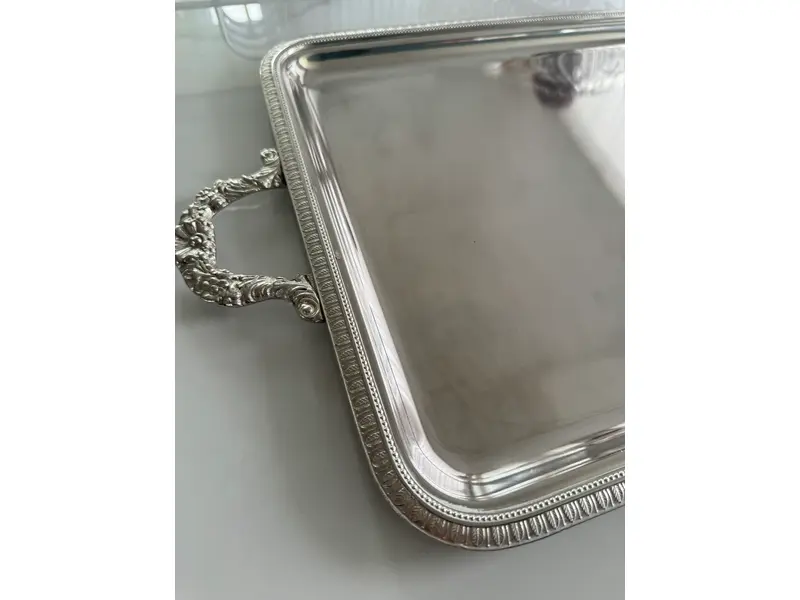 Foto de um(a) Christofle - Bandeja de prata em excelente estado, da categoria de Bandejas. Bandeja Christofle – Prata Espessurada Bandeja retangular da tradicional maison francesa Christofle, referência mundial em... Mostrado de uma perspectiva diferente. Vendido no marketplace Trésors.