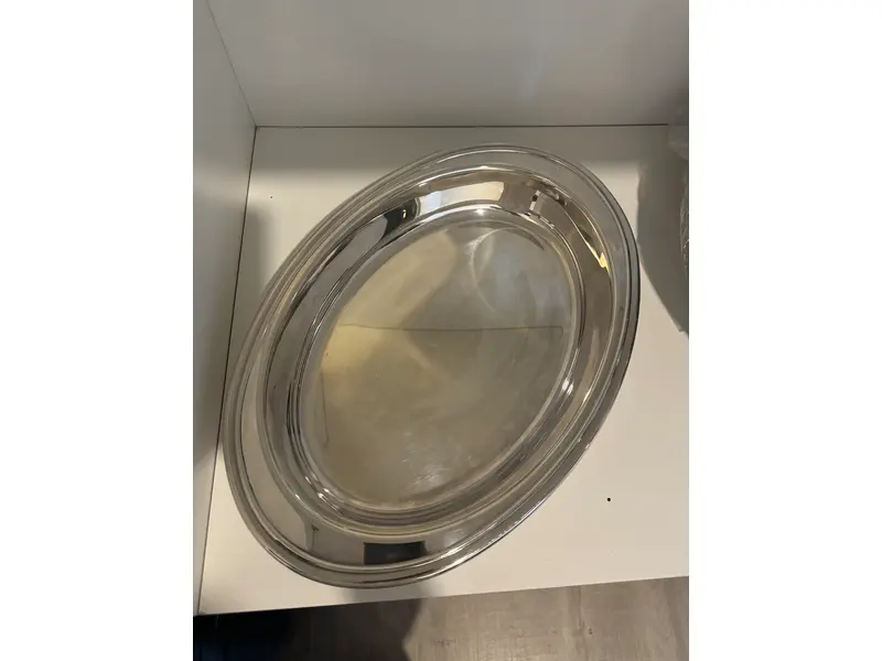 Foto de um(a) Travessa oval prata Christofle, da categoria de Travessas e tigelas. Travessa oval de grande formato da tradicional maison francesa Christofle, referência mundial em alta prataria desde 1830.... Mostrado de uma perspectiva diferente. Vendido no marketplace Trésors.