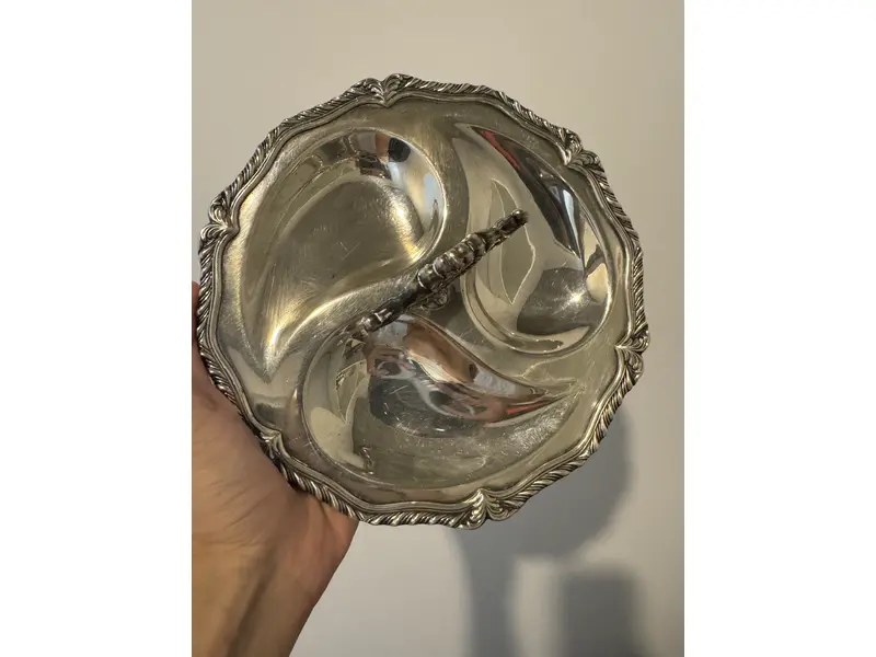 Foto de um(a) Prataria - Petisqueira Eberle – Silverplated | 3 Divisões com Alça Central, da categoria de Travessas e tigelas. Petisqueira em prata espessurada da tradicional Eberle, com design clássico em formato trilobado e borda ricamente... Mostrado de uma perspectiva diferente. Vendido no marketplace Trésors.