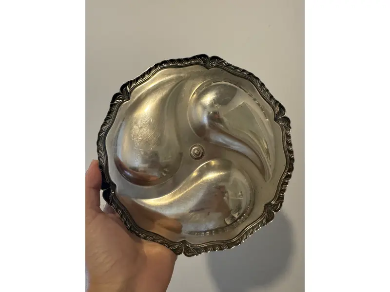 Foto de um(a) Prataria - Petisqueira Eberle – Silverplated | 3 Divisões com Alça Central, da categoria de Travessas e tigelas. Petisqueira em prata espessurada da tradicional Eberle, com design clássico em formato trilobado e borda ricamente... Mostrado de uma perspectiva diferente. Vendido no marketplace Trésors.