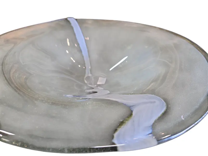 Foto de um(a) Fruteira em Murano Cinza, da categoria de Fruteiras. Esta fruteira de Murano cinza é a união perfeita entre a tradição milenar do vidro e o design contemporâneo. A sobriedade do... Mostrado de uma perspectiva diferente. Vendido no marketplace Trésors.