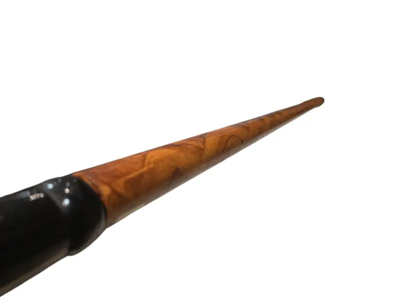 Foto de um(a) Bengala De Madeira, da categoria de Produtos sem categoria. Bengala clássica confeccionada em madeira de alta qualidade, garantindo máxima resistência e durabilidade. Ideal para... Mostrado de uma perspectiva diferente. Vendido no marketplace Trésors.