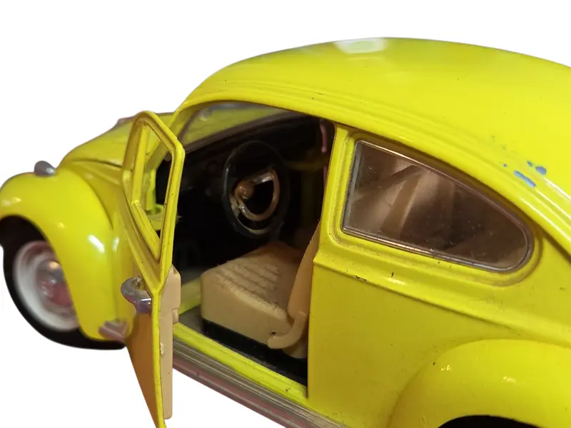 Foto de um(a) Miniatura Volkswagen Beetle (Fusca) 1967 - Amarelo Girassol - Escala 1:18, da categoria de Carros e caminhões de brinquedo. Destaque sua coleção com este clássico absoluto: o Volkswagen Beetle 1967. Conhecido por ser o ano de ouro do Fusca, este... Mostrado de uma perspectiva diferente. Vendido no marketplace Trésors.