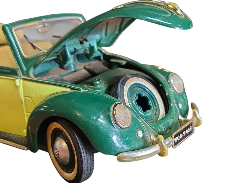 Foto de um(a) Miniatura Volkswagen Cabriolet 1951 - Maisto - Escala 1:18 - Edição Especial "Saia e Blusa", da categoria de Carros e caminhões de brinquedo. Rara e sofisticada, esta miniatura reproduz o charme do Volkswagen Cabriolet 1951. Fabricada pela Maisto, esta peça... Mostrado de uma perspectiva diferente. Vendido no marketplace Trésors.