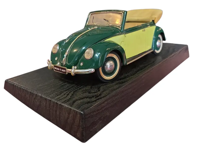 Foto de um(a) Miniatura Volkswagen Cabriolet 1951 - Maisto - Escala 1:18 - Edição Especial "Saia e Blusa", da categoria de Carros e caminhões de brinquedo. Rara e sofisticada, esta miniatura reproduz o charme do Volkswagen Cabriolet 1951. Fabricada pela Maisto, esta peça... Vendido no marketplace Trésors.
