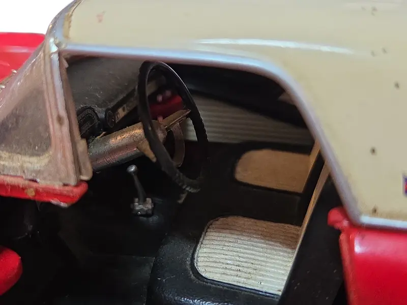 Foto de um(a) Miniatura Ford Thunderbird 1955 - Escala 1:18 - Vermelho/Branco (Relíquia), da categoria de Carros e caminhões de brinquedo. Apresentamos uma peça icônica do automobilismo americano: a miniatura do Ford Thunderbird 1955. Este exemplar capta toda a... Mostrado de uma perspectiva diferente. Vendido no marketplace Trésors.