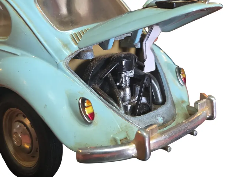 Foto de um(a) Miniatura Volkswagen Beetle (Fusca) 1967 - Azul - Escala 1:18 (Relíquia), da categoria de Carros e caminhões de brinquedo. Esta é uma peça indispensável para qualquer colecionador de clássicos: a miniatura do Volkswagen Beetle 1967. O modelo de... Mostrado de uma perspectiva diferente. Vendido no marketplace Trésors.