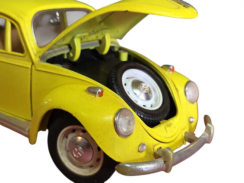 Foto de um(a) Miniatura Volkswagen Beetle (Fusca) 1967 - Amarelo Girassol - Escala 1:18, da categoria de Carros e caminhões de brinquedo. Destaque sua coleção com este clássico absoluto: o Volkswagen Beetle 1967. Conhecido por ser o ano de ouro do Fusca, este... Mostrado de uma perspectiva diferente. Vendido no marketplace Trésors.