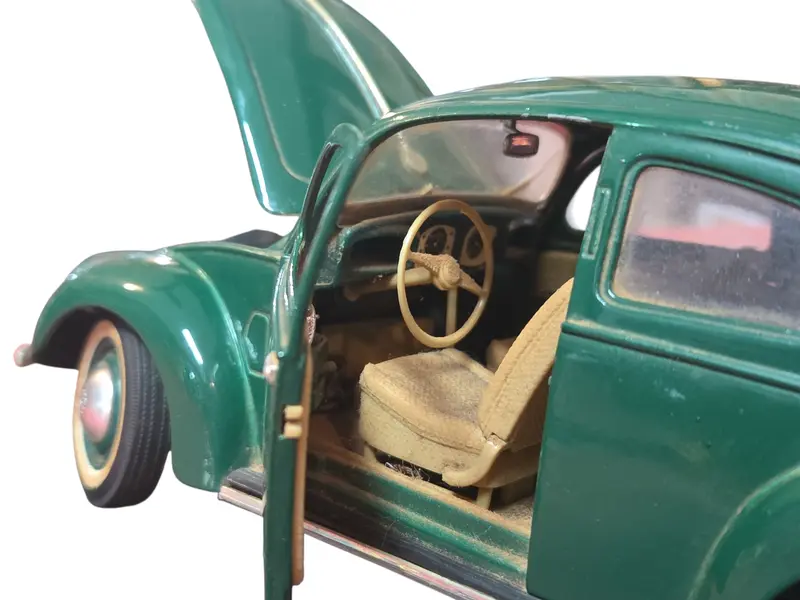 Foto de um(a) Miniatura Volkswagen 1951 (Fusca Split Window) - Verde Musgo - Escala 1:18, da categoria de Carros e caminhões de brinquedo. Esta miniatura representa uma das fases mais raras e desejadas da história da Volkswagen: o modelo de 1951. Conhecido... Mostrado de uma perspectiva diferente. Vendido no marketplace Trésors.