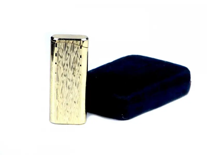 Foto de um(a) Antigo isqueiro EAGLE/ LUXUS, da categoria de Isqueiros e isqueiros. Antigo isqueiro em metal dourado da manufatura EAGLE/ LUXUS BATTERY ELECTRONIC JAPAN.No estojo original em veludo azul.... Mostrado de uma perspectiva diferente. Vendido no marketplace Trésors.