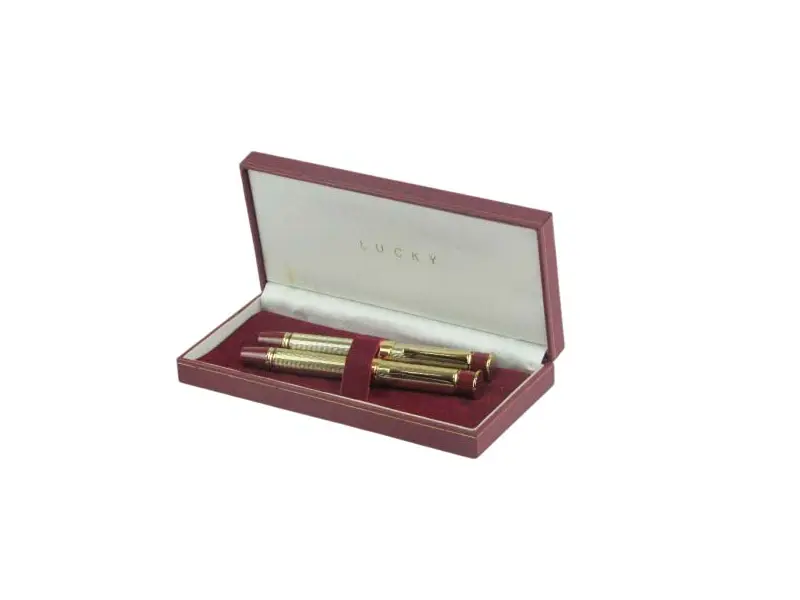 Foto de um(a) Par de canetas LUCKY, da categoria de Outros objetos decorativos. Par de canetas no estojo original da marca LUCKY. Em fino acabamento dourado com detalhes em bordô, uma dela sendo tinteiro.... Vendido no marketplace Trésors.