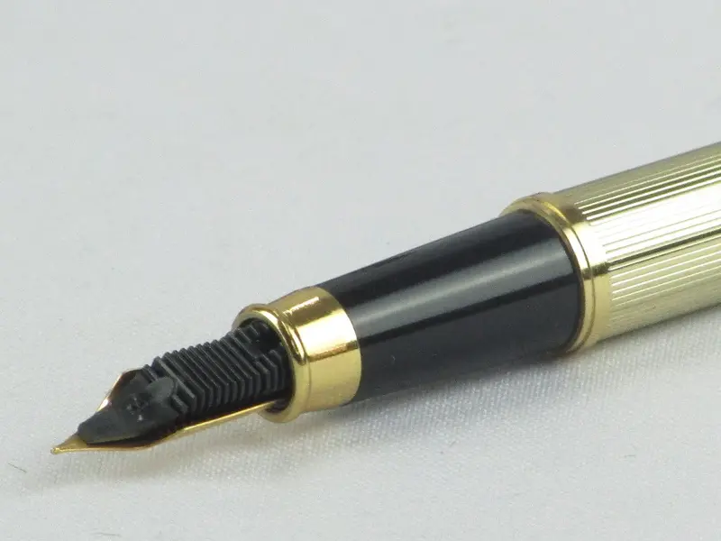 Foto de um(a) Par de canetas LUCKY, da categoria de Outros objetos decorativos. Par de canetas no estojo original da marca LUCKY. Em fino acabamento dourado com detalhes em bordô, uma dela sendo tinteiro.... Mostrado de uma perspectiva diferente. Vendido no marketplace Trésors.