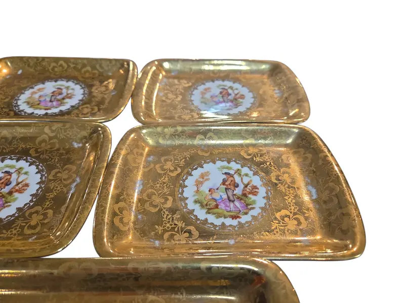 Foto de um(a) Conjunto de Travessa e Pratinhos Porcelana D.P. – Cena Galante (7 Peças), da categoria de Conjuntos de servir. Elegância e sofisticação em porcelana vintage. Este conjunto luxuoso da renomada Porcelana D.P. é composto por uma travessa... Mostrado de uma perspectiva diferente. Vendido no marketplace Trésors.