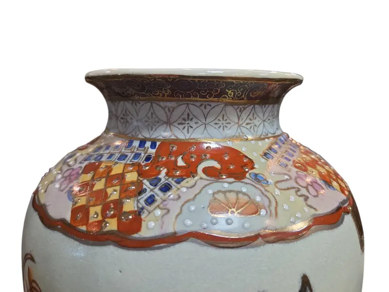 Foto de um(a) Vaso Decorativo Satsuma – Cerâmica Policromada com Detalhes em Relevo e Dourado, da categoria de Vasos. Encante-se com este elegante vaso decorativo que evoca a tradicional estética Satsuma. A peça apresenta um fundo em tom... Mostrado de uma perspectiva diferente. Vendido no marketplace Trésors.