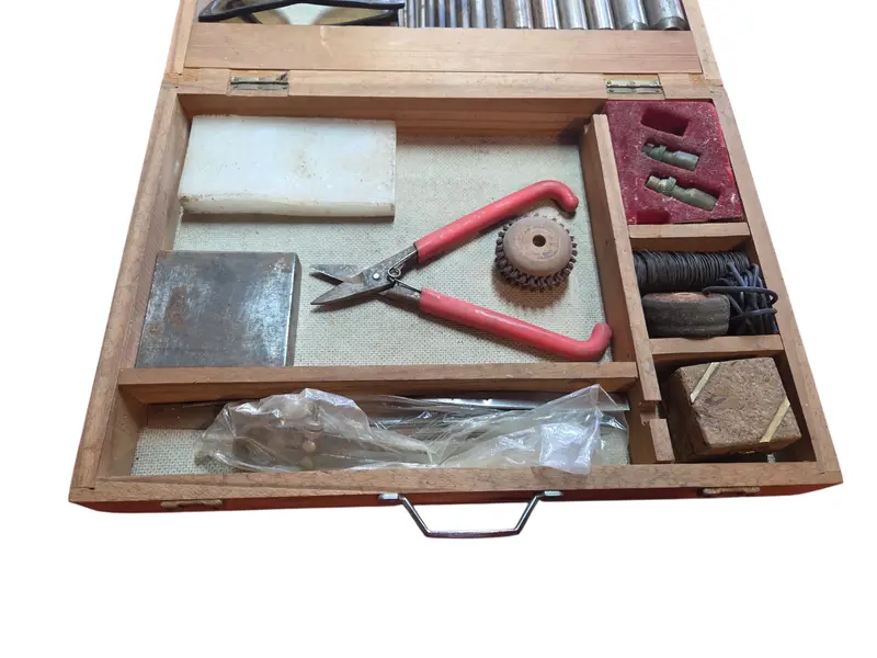 Foto de um(a) Rara Maleta de Ourivesaria - Ferramentas de Precisão Gaertner, da categoria de Outros colecionáveis. Exclusivo conjunto de ferramentas para ourivesaria e joalheria, acondicionado em maleta original de madeira. Este conjunto... Mostrado de uma perspectiva diferente. Vendido no marketplace Trésors.