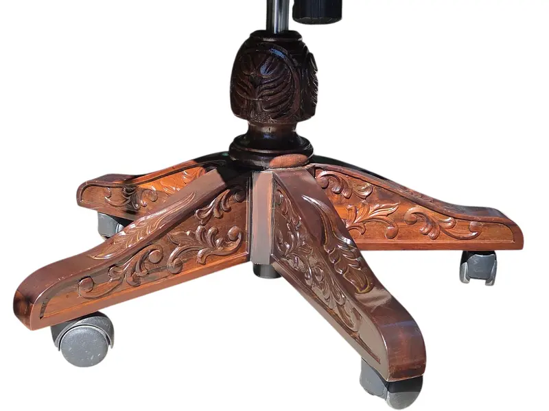 Foto de um(a) Cadeira de Escritório Giratória em Jequitibá Maciço e Couro Legítimo – Entalhada à Mão, da categoria de Cadeiras de escritório. Esta magnífica cadeira de escritório é uma peça que une a nobreza da madeira de Jequitibá maciça com o conforto e prestígio... Mostrado de uma perspectiva diferente. Vendido no marketplace Trésors.