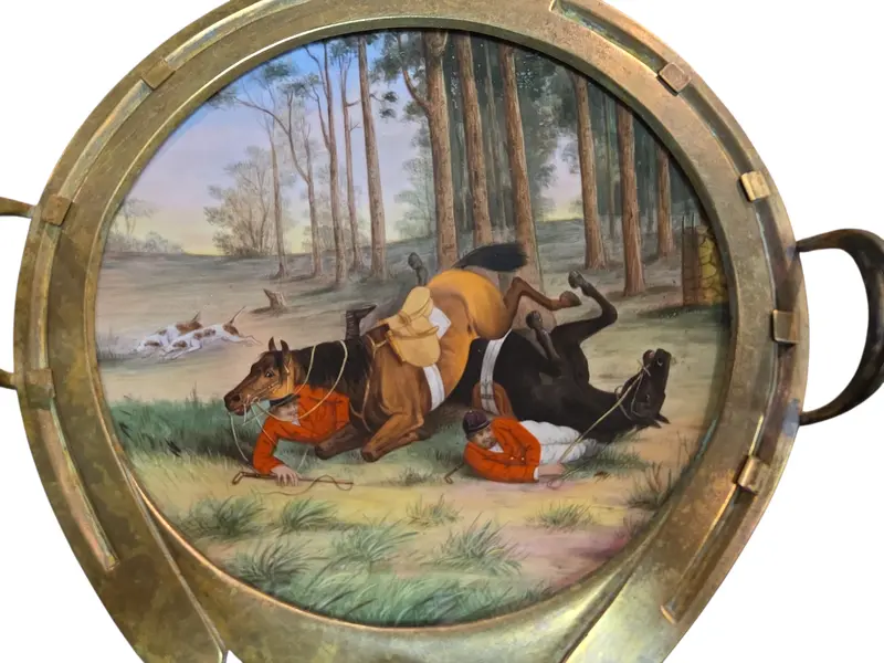 Foto de um(a) Centro de Mesa Austríaco Século XIX – Cena Clássica, da categoria de Centro de mesa. Uma obra de arte da cerâmica europeia do século XIX. Este imponente centro de mesa é um exemplar magnífico da produção... Mostrado de uma perspectiva diferente. Vendido no marketplace Trésors.