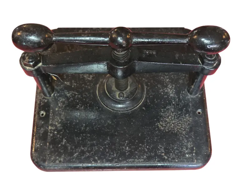 Foto de um(a) Prensa de Encadernação Antiga em Ferro Fundido, da categoria de Outros colecionáveis. Prensa manual clássica, robusta e pesada, confeccionada inteiramente em ferro fundido. Peça ideal para ateliers de... Mostrado de uma perspectiva diferente. Vendido no marketplace Trésors.