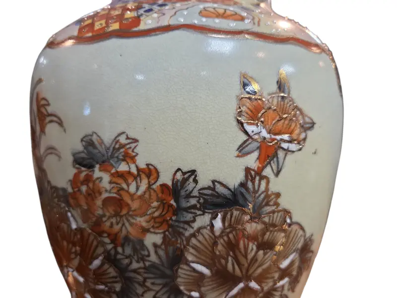 Foto de um(a) Vaso Decorativo Satsuma – Cerâmica Policromada com Detalhes em Relevo e Dourado, da categoria de Vasos. Encante-se com este elegante vaso decorativo que evoca a tradicional estética Satsuma. A peça apresenta um fundo em tom... Mostrado de uma perspectiva diferente. Vendido no marketplace Trésors.