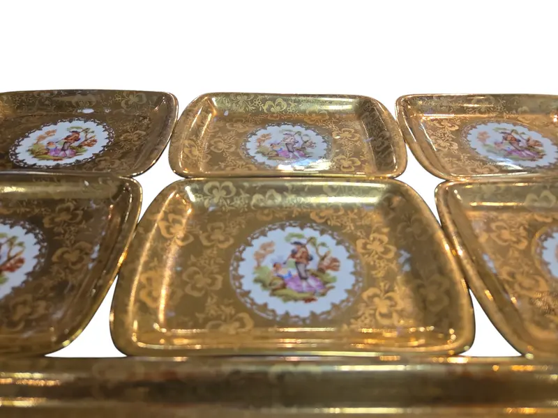 Foto de um(a) Conjunto de Travessa e Pratinhos Porcelana D.P. – Cena Galante (7 Peças), da categoria de Conjuntos de servir. Elegância e sofisticação em porcelana vintage. Este conjunto luxuoso da renomada Porcelana D.P. é composto por uma travessa... Mostrado de uma perspectiva diferente. Vendido no marketplace Trésors.