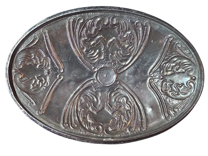 Foto de um(a) Antiga Terrina Decorativa em Metal Prateado, da categoria de Cachepot. Elegante recipiente oval com tampa, ricamente adornado com motivos florais e volutas em relevo. Uma peça de destaque para... Mostrado de uma perspectiva diferente. Vendido no marketplace Trésors.