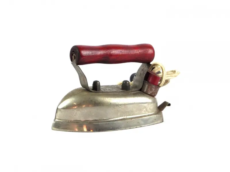 Foto de um(a) Antigo ferrinho de passar elétrico REAL 110 V, da categoria de Outros colecionáveis. Antigo e pequeno ferro de passar elétrico da marca REAL 110 V, não testado.Mede: 10 x 13 x 7 cm. Vendido no marketplace Trésors.