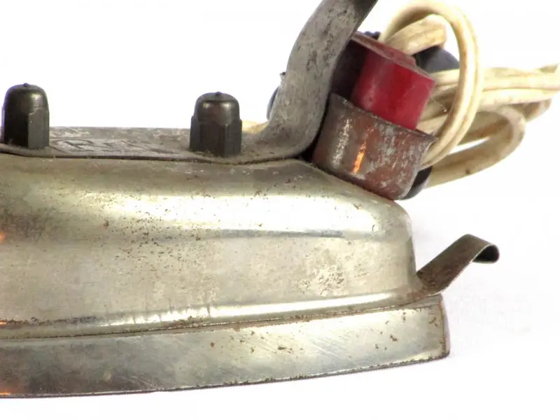 Foto de um(a) Antigo ferrinho de passar elétrico REAL 110 V, da categoria de Outros colecionáveis. Antigo e pequeno ferro de passar elétrico da marca REAL 110 V, não testado.Mede: 10 x 13 x 7 cm. Mostrado de uma perspectiva diferente. Vendido no marketplace Trésors.