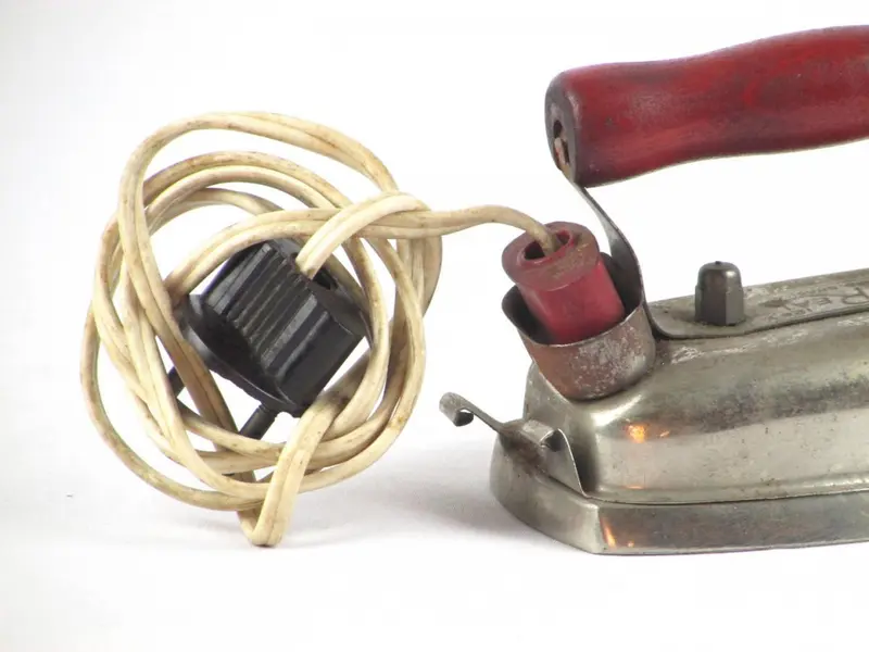 Foto de um(a) Antigo ferrinho de passar elétrico REAL 110 V, da categoria de Outros colecionáveis. Antigo e pequeno ferro de passar elétrico da marca REAL 110 V, não testado.Mede: 10 x 13 x 7 cm. Mostrado de uma perspectiva diferente. Vendido no marketplace Trésors.