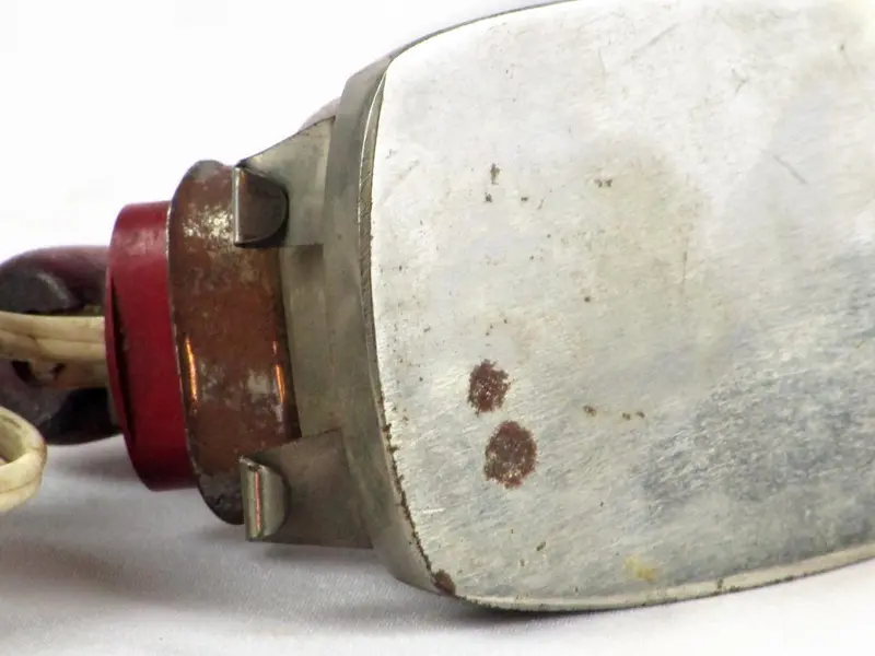 Foto de um(a) Antigo ferrinho de passar elétrico REAL 110 V, da categoria de Outros colecionáveis. Antigo e pequeno ferro de passar elétrico da marca REAL 110 V, não testado.Mede: 10 x 13 x 7 cm. Mostrado de uma perspectiva diferente. Vendido no marketplace Trésors.